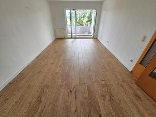 Foto - Moderne 3- Zimmerwohnung in idyllischer Lage inkl Balkon + Bad mit Badewanne + Laminat + Stellplatz