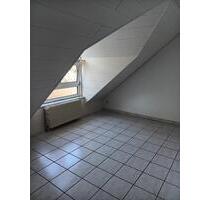 Schöne Dachgeschosswohnung in Schwalbach inkl. Küche zu vermieten