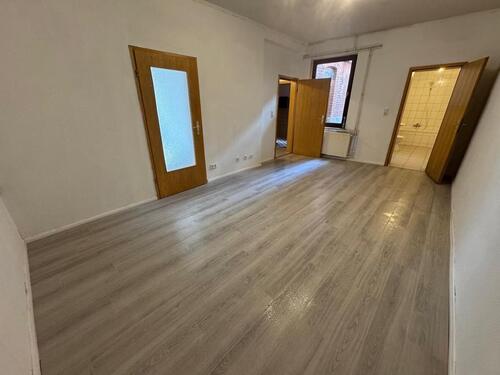 Foto - 54qm, EG, 2 Zimmer KüWannenbad, Saniert, Laminat, Hofbenutzung