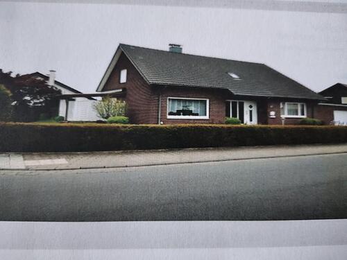 Foto - Einfamilienhaus mit Terasse und Garten, Garage