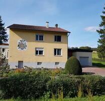 Zweifamilienhaus in Alleinlage mit 2 Garagen + KFZ Stellplätzen - Mühlingen