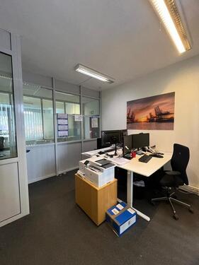 Foto - Wohnhaus Firmengelände Halle Haus Lagerhalle Produktionshalle