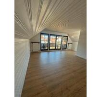 Helle 3-Zimmer-Dachgeschosswohnung mit Loggia in Niedernberg