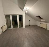 2 Zimmer DG Wohnung mit Küche + Badmöbel + Stellplatz - Klingenberg am Main