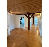5-Zimmer-Wohnung mit großem Balkon in Feuchtwangen Teilrenoviert