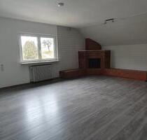Renovierte 2,5-Zimmer-Dachgeschosswohnung mit Einbauküche, Stellp - Burladingen