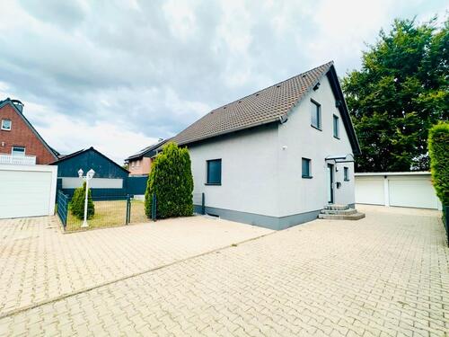 Foto - Freistehendes Einfamilienhaus mit 3 Garagen in Holzwickede.