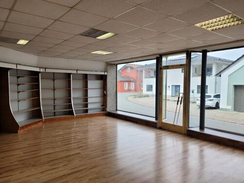 Foto - Laden mit Nebenraum, Gewerbe, WC, Stellplätze, schnelles Internet