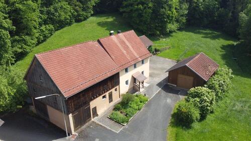 Foto - Einfamilienhaus mit Nebengebäuden und großem Grundstück