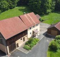 Einfamilienhaus mit Nebengebäuden und großem Grundstück - Hollfeld