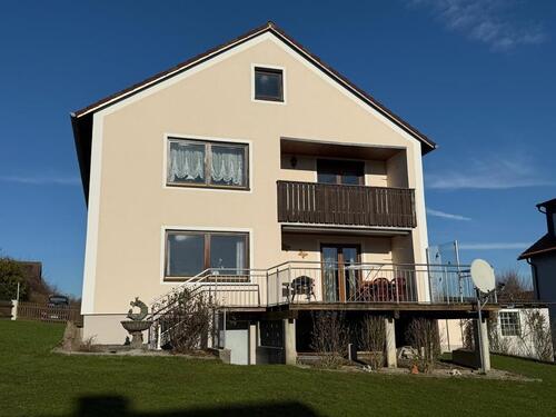 Foto - Ein- bzw. Zweifamilienhaus möbliert mit Garage und großem Garten