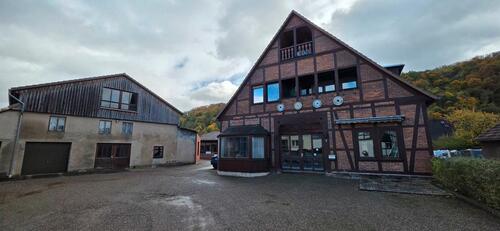 Foto - Wohnhaus mit Werkstatt und Nebengebäuden