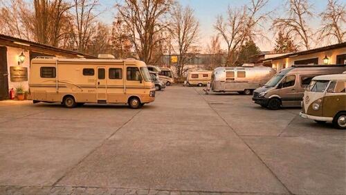 Foto - Stellplatz für PKW Transporter Wohnmobil Boot