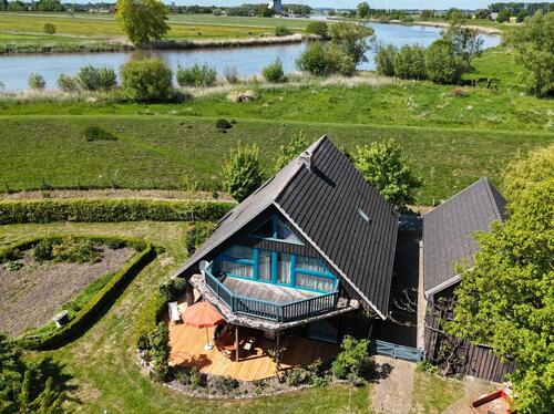 Foto - Holzhaus mit großem Nebengebäude am Fluss in fast Alleinlage
