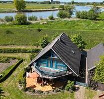 Holzhaus mit großem Nebengebäude am Fluss in fast Alleinlage - Kremperheide