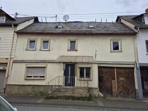 Foto - Stark Sanierungsbedürftiges Haus mit Scheune Mischgebiet Gewerbe