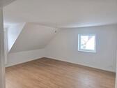 Foto - helle 3 Zimmer Wohnung DG - 1.060,00&nbsp;EUR Kaltmiete, ca.&nbsp; 104,00&nbsp;m&sup2;