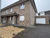 Foto - Doppelhaushälfte mit Garage, überdachte Terrasse u. Rasenfläche