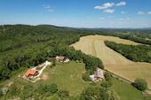 Foto - Zwei Häuser, eine Halle und ein Grundstück.