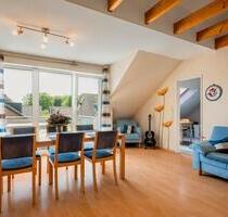 Schöne Galeriewohnung + großer Balkon, FBH, EBK, Garage, Mansarde - Mönchengladbach Nord