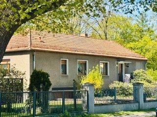 Foto - Massives Haus im Bungalow-Stil mit großem Garten
