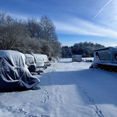 Foto - Stellplätze für Bootstrailer, Pferdeanhänger, Wohnwagen o.Ä.