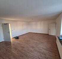 Gemütliche 2-Zi.-Whg., im 1. OG mit offener Küche, Bad mit Wanne, Dusche und Fenster - Neufahrn in Niederbayern