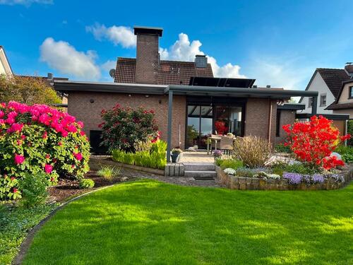 Foto - Einfamilienhaus mit Garage und Wärmepumpe