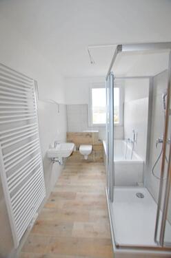 Foto - neu sanierte 2-Raum Wohnung, Aufzug, Stellplatz, BW und Dusche!