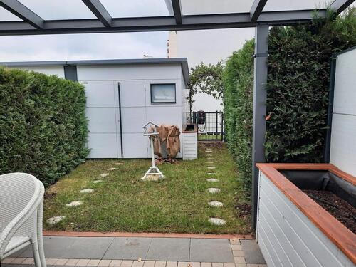Foto - Modernes Niedrigenergie-Reihenhaus mit Glasterrassenüberdachung