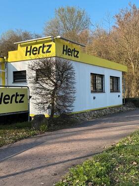 Foto - Bürogebäude + großer Parkplatz + 10 PKW Stellplätze