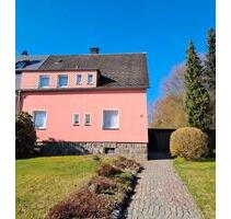 Familienfreundliche Doppelhaushälfte in Stadtrandlage, Selb