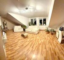 Lichtdurchflutete geräumige Dachgeschosswohnung - Duisburg Duisburg-Mitte