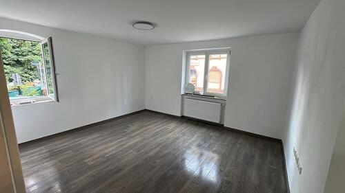 Foto - Neu renovierte 3 Zimmer Wohnung in zentraler Lage mit Garten