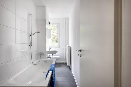 Foto - Frisch saniertes Singlenest mit Wannenbad