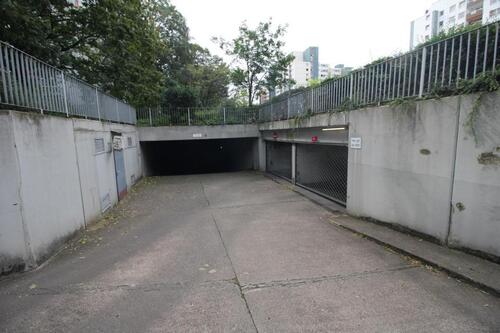 Foto - Garage in Köln-Porz (Tiefgaragenstellplatz mit Garagentor) zu vermieten.