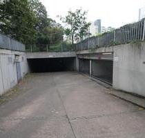 Garage in Köln-Porz (Tiefgaragenstellplatz mit Garagentor) zu vermieten.