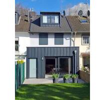 Kernsaniertes Reihenmittelhaus mit 4-5 Zimmern und 2 Stellplätzen - Köln Porz