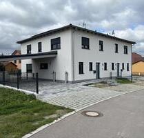 Doppelhaushälfte Baujahr 2024 - 1.551,00&nbsp;EUR Kaltmiete, ca.&nbsp; 141,00&nbsp;m&sup2; in Pöttmes (PLZ: 86554)