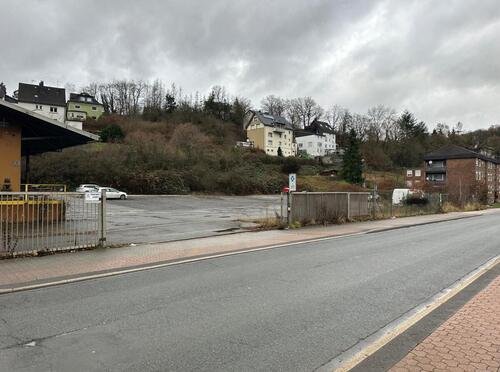 Foto - Geschotterte und eingezäunte Freifläche mit LKW-Zufahrt – Plettenberg