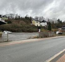 Geschotterte und eingezäunte Freifläche mit LKW-Zufahrt – Plettenberg