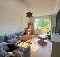 Modernisierte 2-Zimmer-Wohnung mit EBK, Wannenbad und geschmackvoller Möblierung in Berlin-Charlottenburg