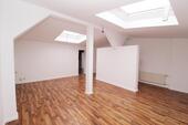 Foto - Zentrumsnahe 2-Zimmerwohnung im Dachgeschoss inkl. EBK+ Tageslichtbad mit Fenster+ SP- Anmietung
