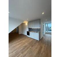 Möblierte Dachgeschosswohnung mit zwei Dachterrassen und EBK - Rheinhausen