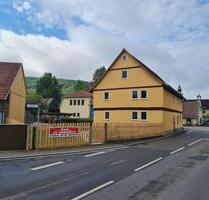 1-2 Familienhaus mit Garagen, Carport, schönem Garten, am Wasser - Meiningen