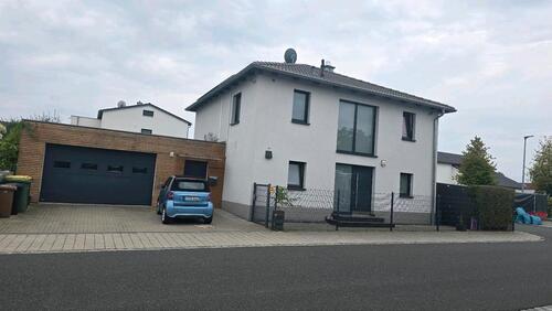 Foto - Einfamilienhaus mit direkten Zugang zur Garage und Pool