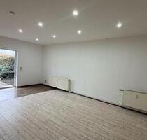 Helle 3-Zimmer-Wohnung mit Garten und Pool in zentraler Lage - Schönebeck (Elbe)