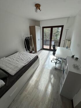 Foto - Möbliertes WG Zimmer mit Balkon in 4er WG (01.04. - 31.08.)