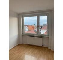 Wohnung, 3 Zimmer + Küche + Bad, komplett renoviert - Rüsselsheim am Main