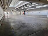 Foto - Großzügige Hallenfläche mit Empfang & E-Ladesäule – ideal für Industrie & Gewerbe